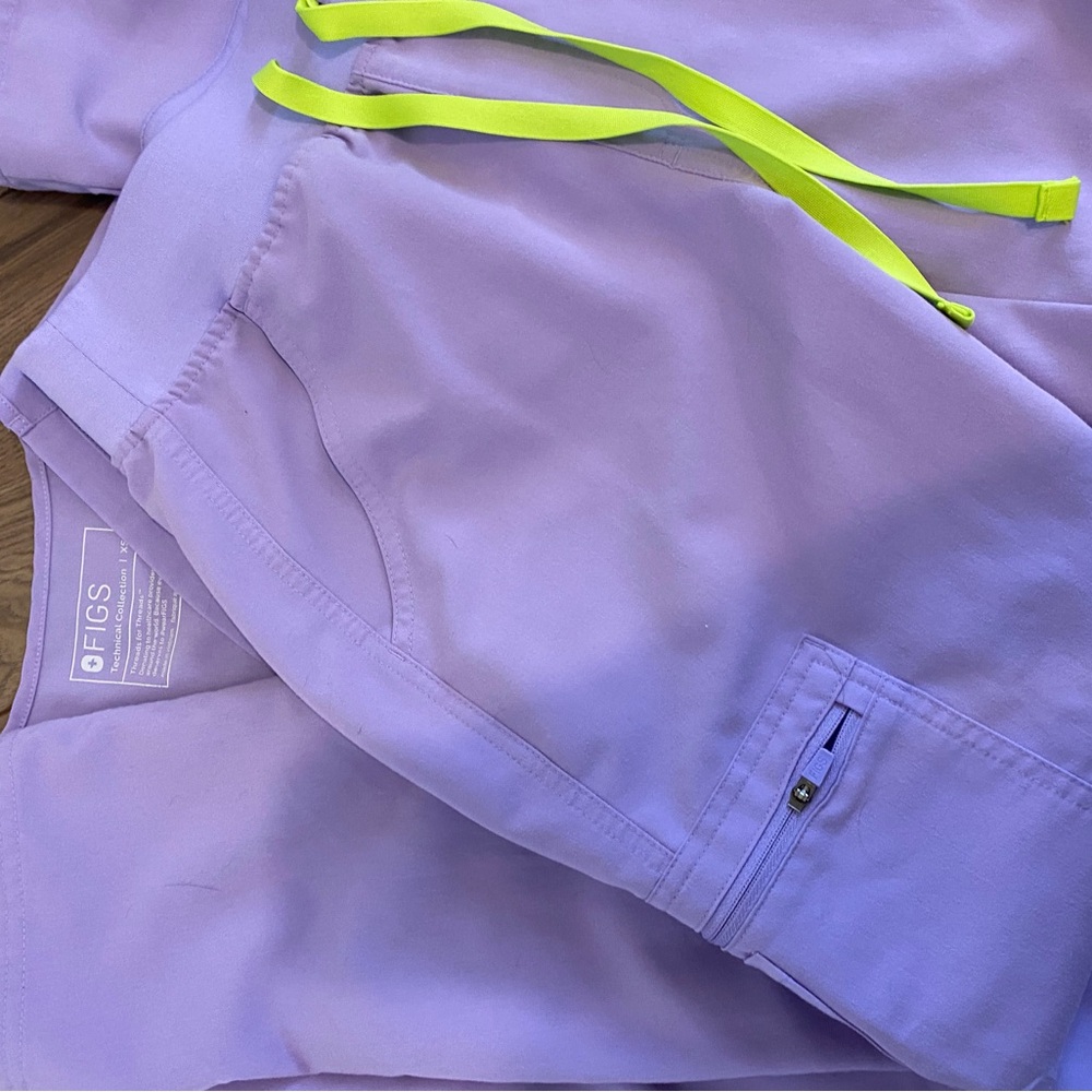 Purple fig scrub set looks brand new!